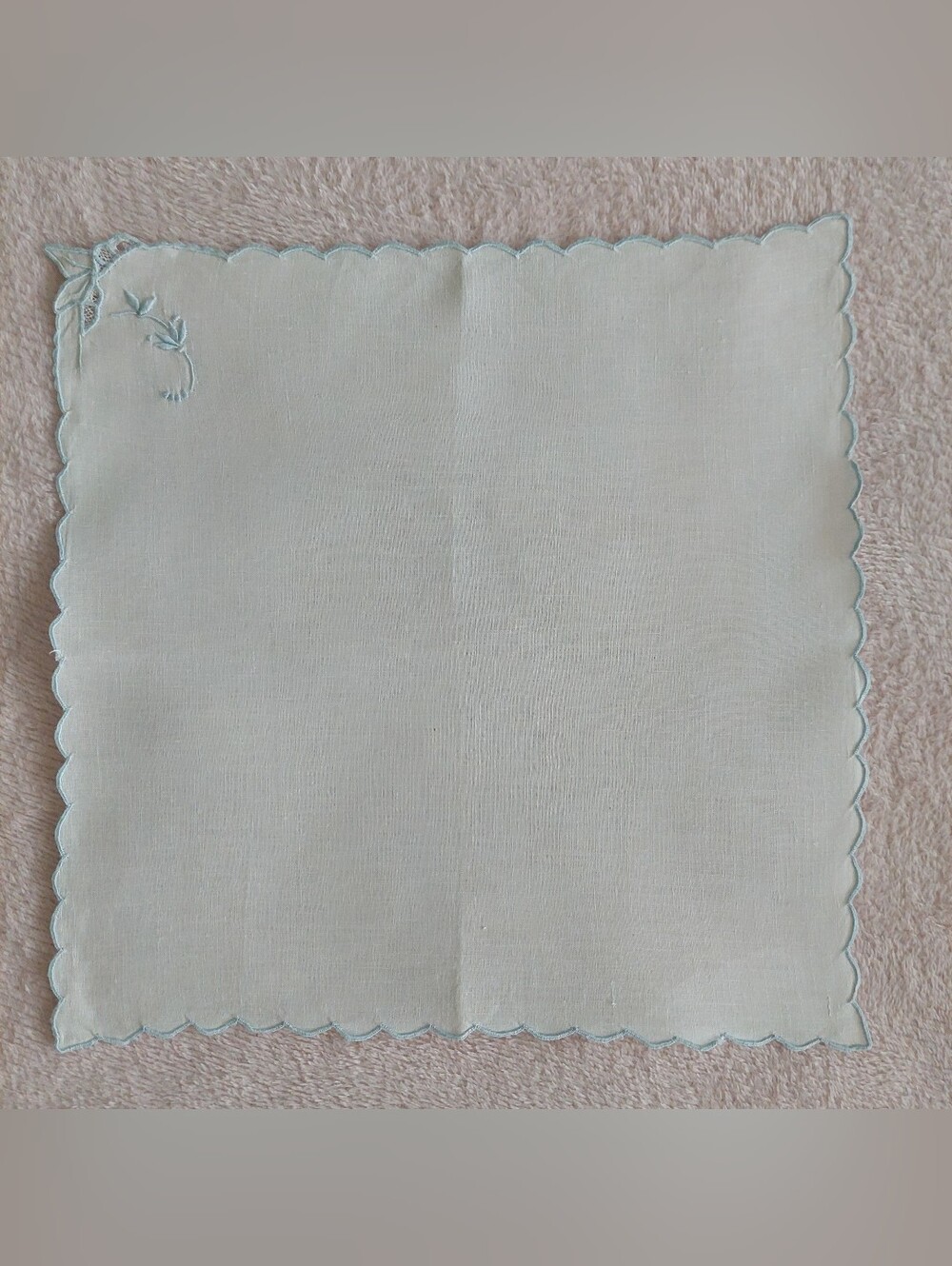 Vintage White Linen Tablecloth and 4 Napkins With Pale Blue Embroidery - Picture 4 of 8